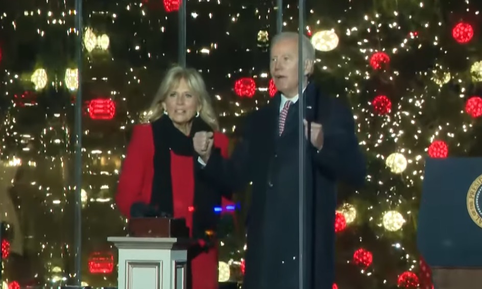 Джо Байдън и съпругата му запалиха светлините на коледното дърво пред Белия дом (ВИДЕО)