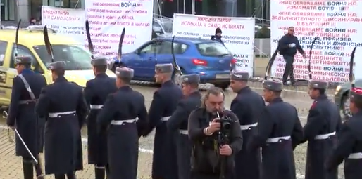 Протест срещу ваксините посрещна депутатите от 47-ото НС