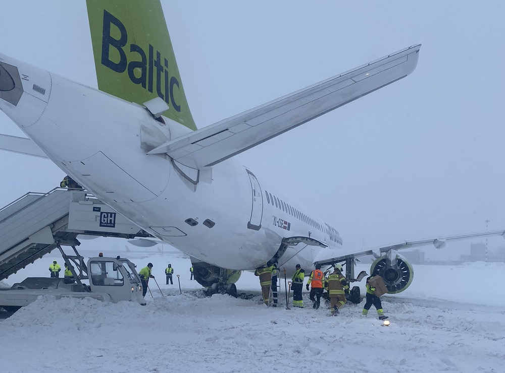 Самолет с латвийския външен министър на борда излезе от пистата в Рига (СНИМКИ)
