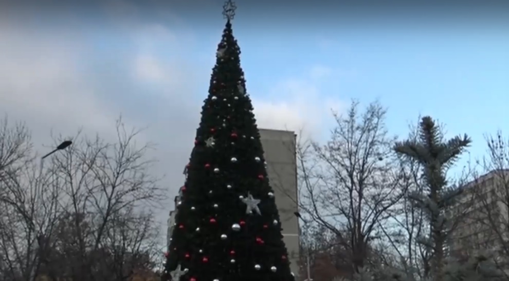 Деца изпочупиха коледна украса в Пловдив