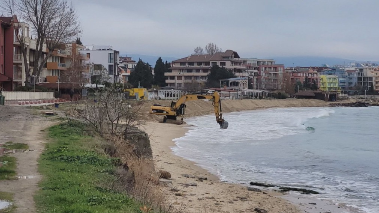 Тежка техника разкопава плаж в Равда