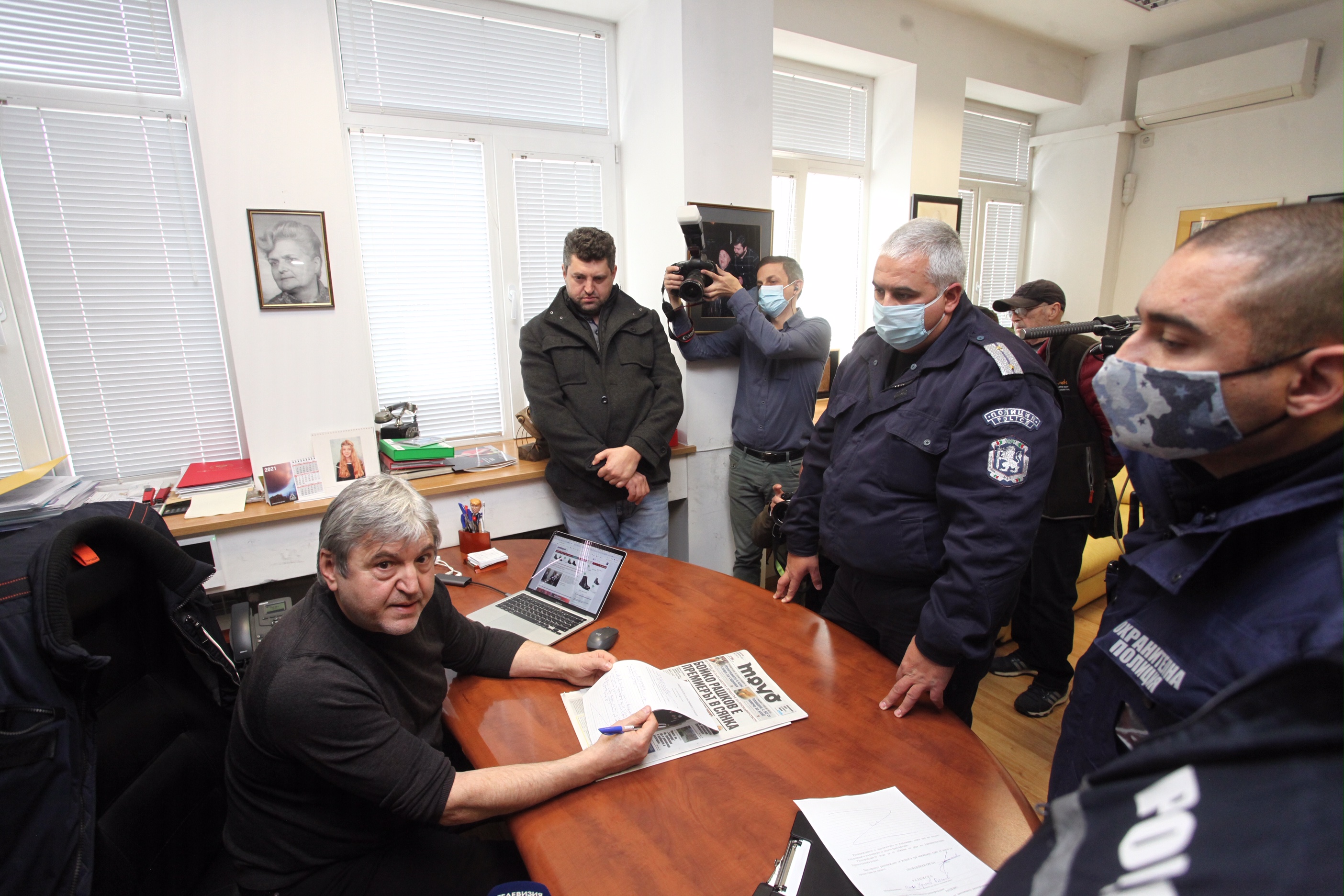 Петьо Блъсков: "Демокрацията настъпи" - полиция се използва срещу медии