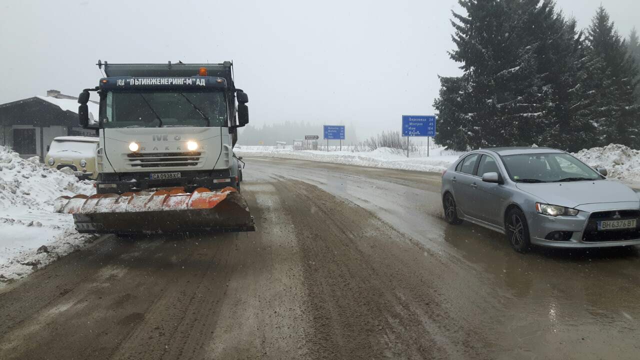 Валежи от дъжд и сняг усложняват пътната обстановка в страната