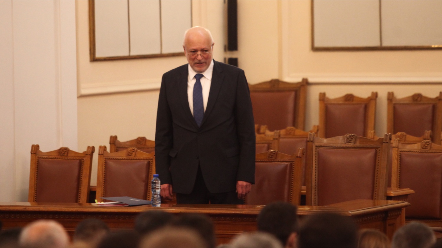 Депутати: Минеков - вън, да се върне подготвен да отговаря за "Труд"