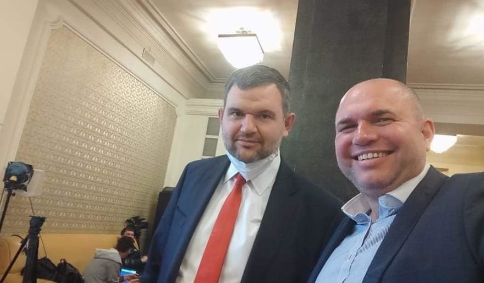 Панев от ДБ си щракна селфи с Пеевски, но бързо го изтри