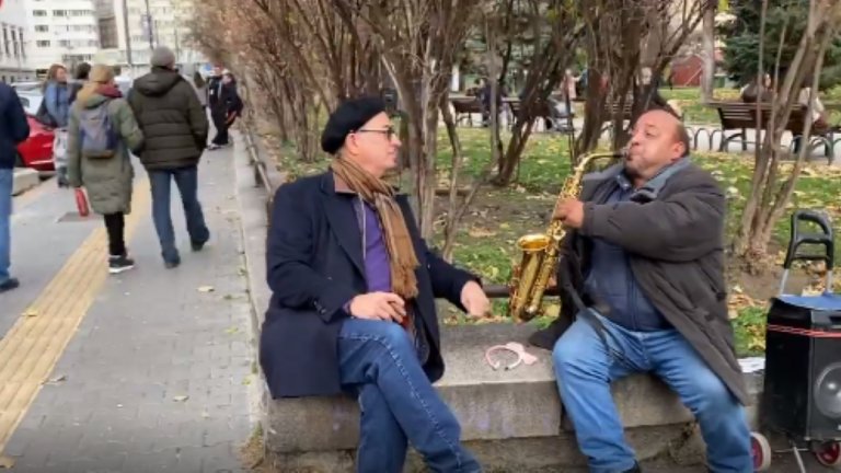 Уличен музикант впечатли Анди Гарсия с мелодия от "Кръстникът" в центъра на София (ВИДЕО)
