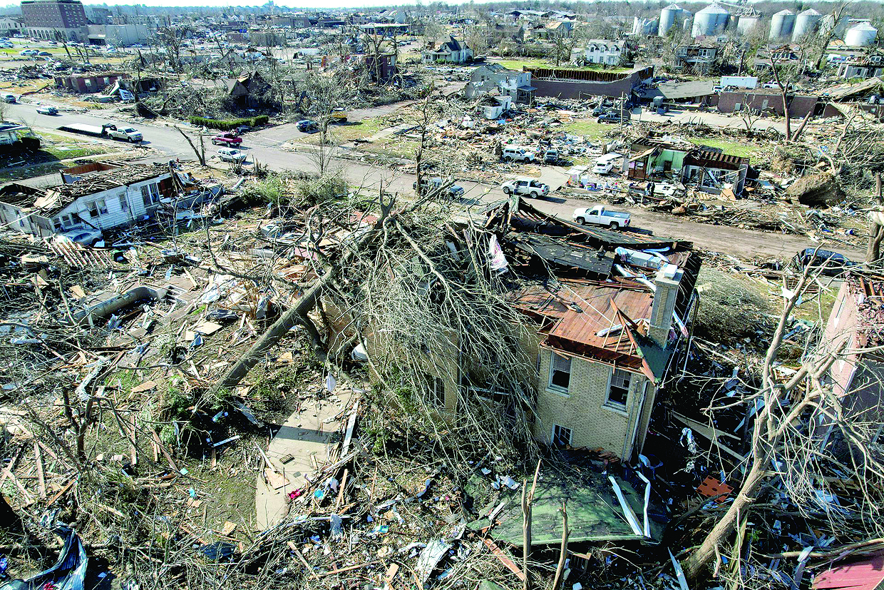 Повече от 100 жертви на торнада в САЩ