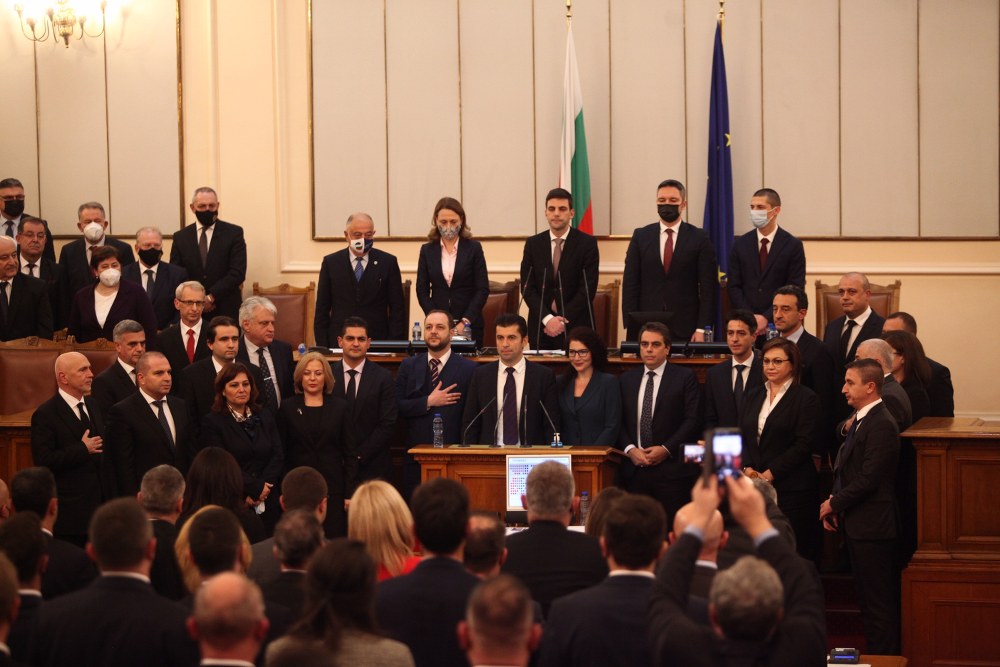 Народното събрание одобри кабинета "Петков"