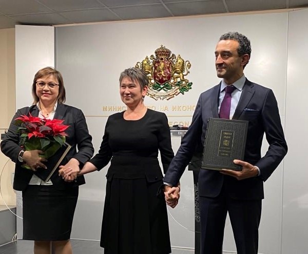 Министърът на икономиката Даниела Везиева предаде поста на Корнелия Нинова и Даниел Лорер