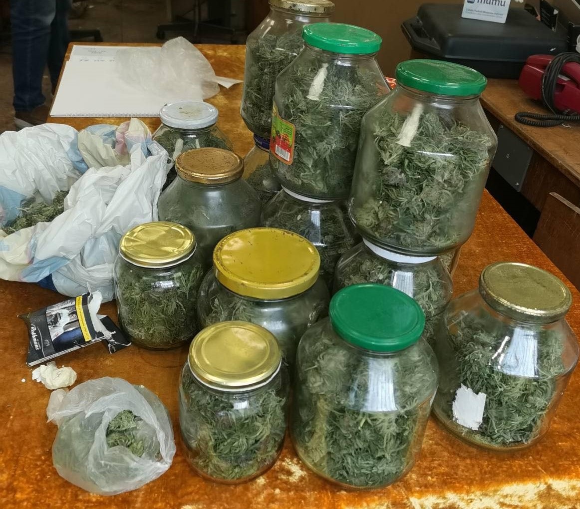 Буркани с марихуана готови за ски сезона