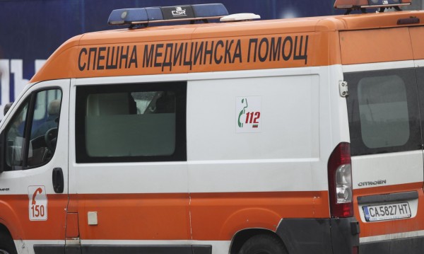 Мъж пострада при удар на кола в бетонен стълб в Козаревец