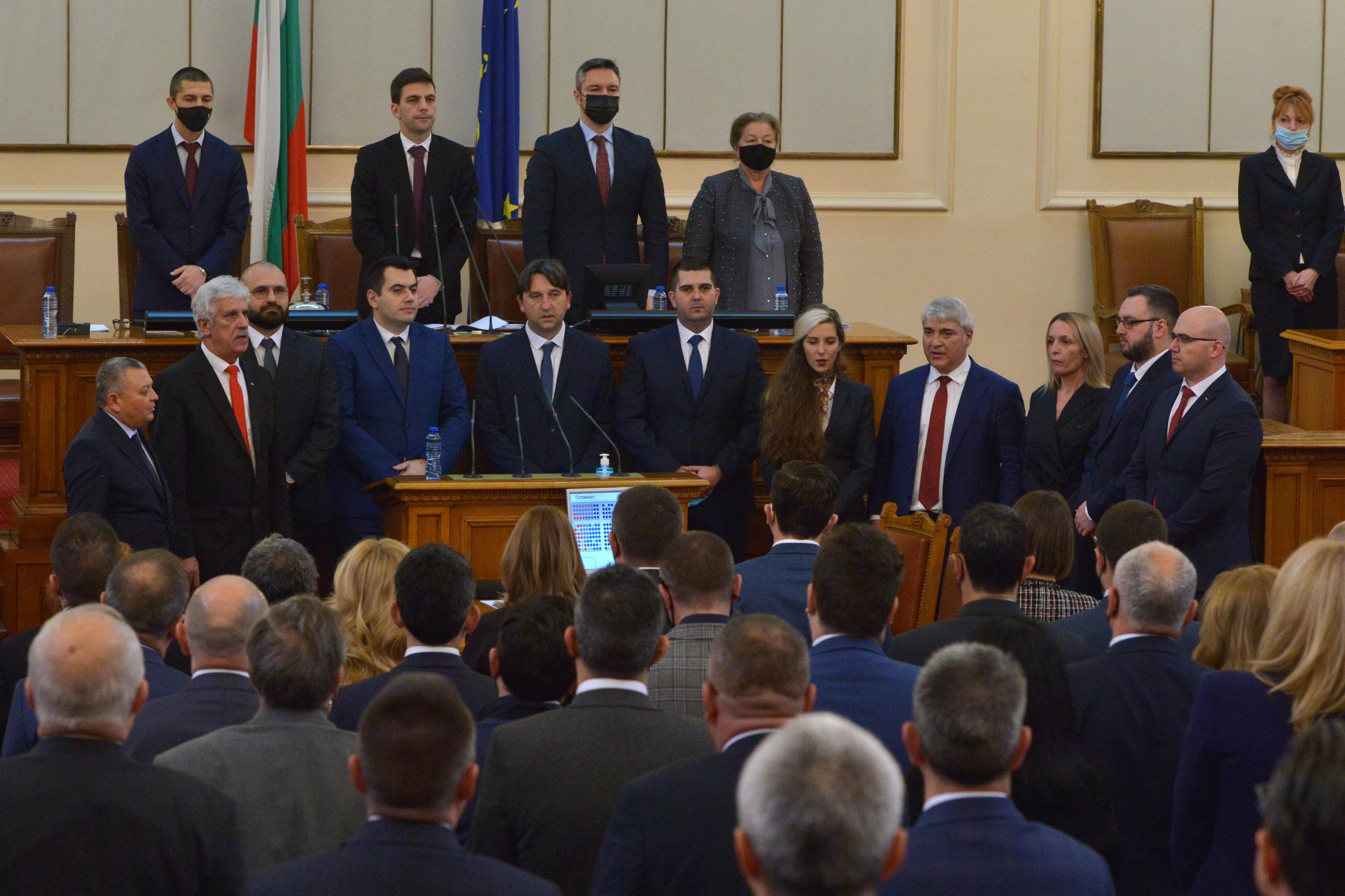 12 нови депутати положиха клетва, други двама напуснаха НС