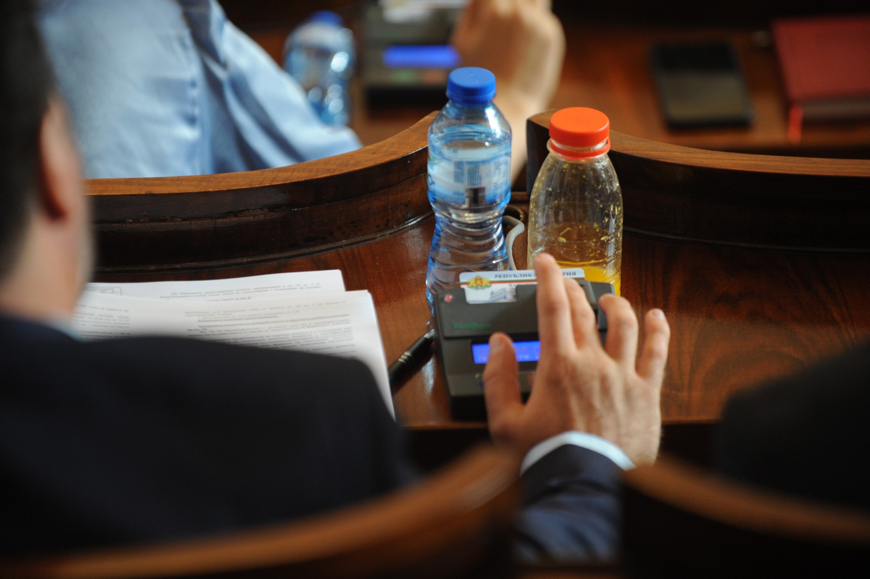 Депутатите наложиха мораториум върху цените на тока и парното за домакинствата