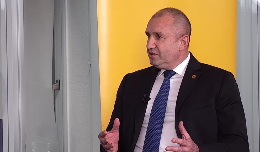 Радев пред Euractiv: РСМ приложи Преспанския договор за 6 месеца, a е толкова трудно да сложат думата "българи" в Конституцията