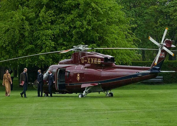 Елизабет II към Уилям и Кейт: Престанете да летите с хеликоптер