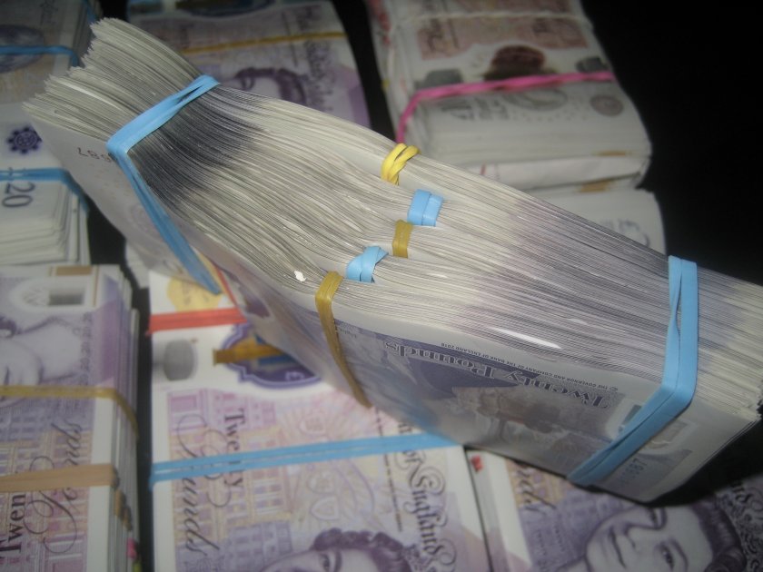 Митнически служители откриха 90 000 недекларирани британски лири