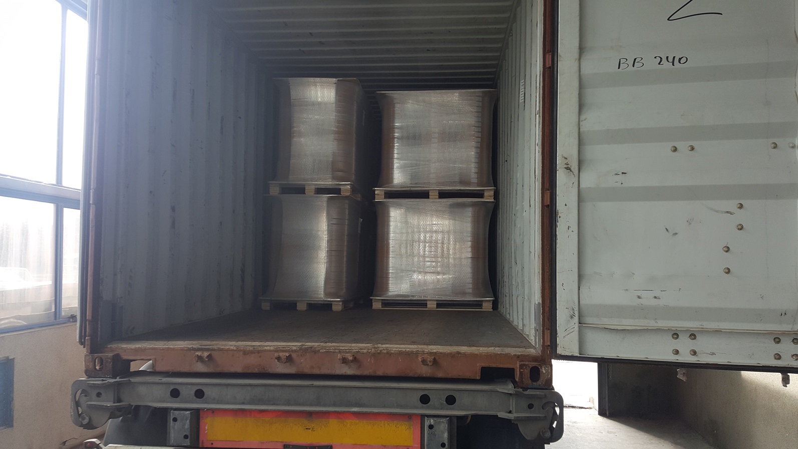 Три години "условно" за грък, хванат с 40 000 кутии контрабандни цигари