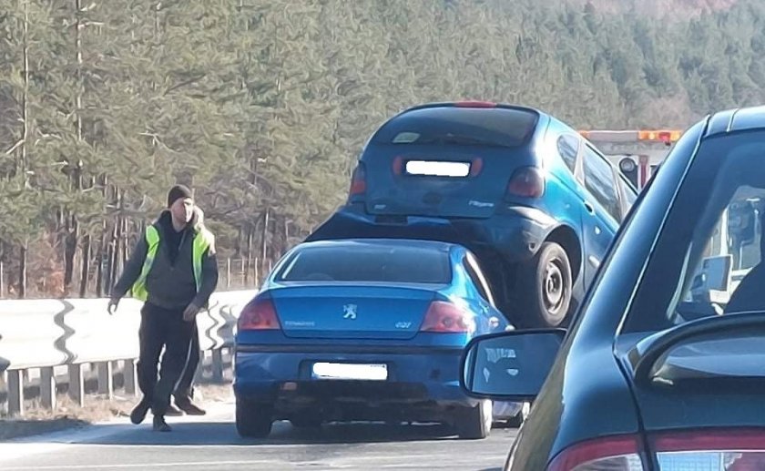 Верижна катастрофа предизвика голямо задръстване на "Тракия"