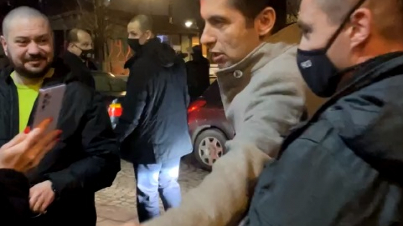 НСО охранява Кирил Петков и пред дома му