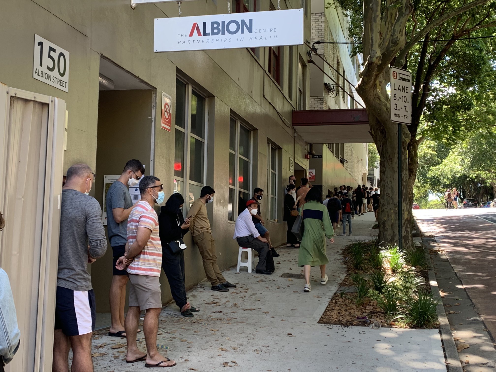 Над 183 000 заразени с Covid-19 за ден във Великобритания, отварят временни болници