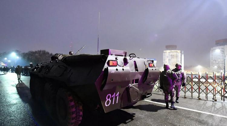 Казахстан: Бронетранспортьори и военни влязоха в центъра на Алмати (ВИДЕО)