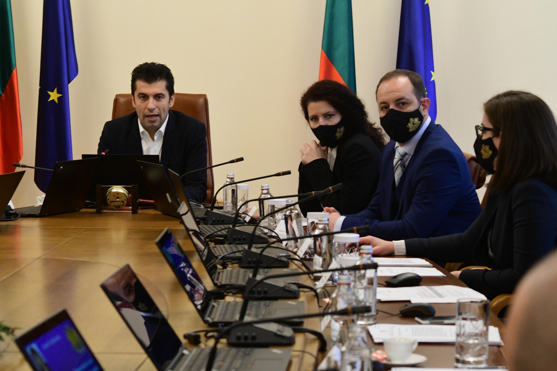 Петков води в Скопие двама министри