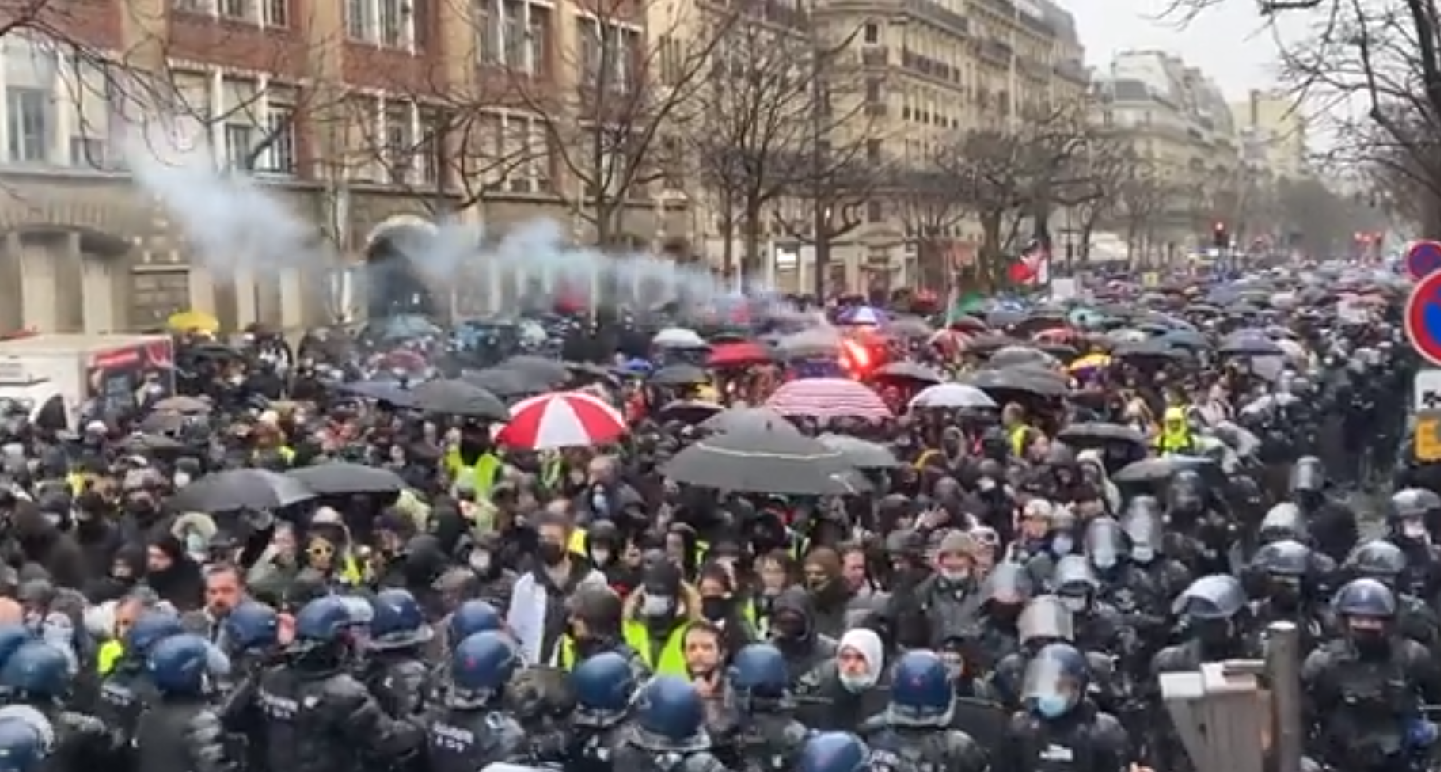 Десетки хиляди на протест във Франция срещу преминаването на зеления сертификат във ваксинационен