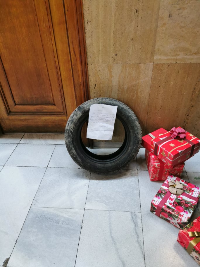 Общински съветник дари на кмета на Велико Търново разпраната си на шахта гума