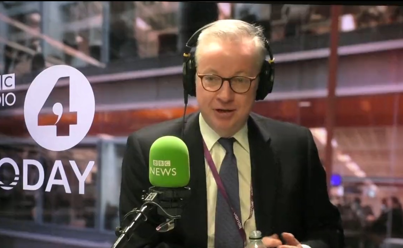 Британски министър заседна в асансьор и закъсня за интервю