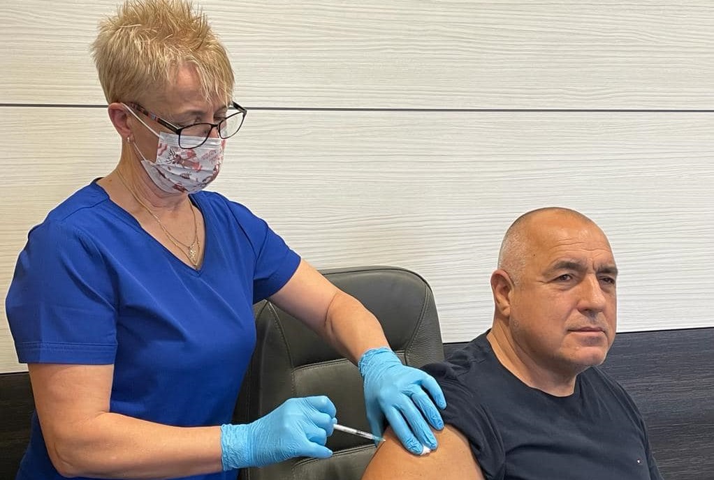 Борисов: Не съм в карантина, сложих си бустер