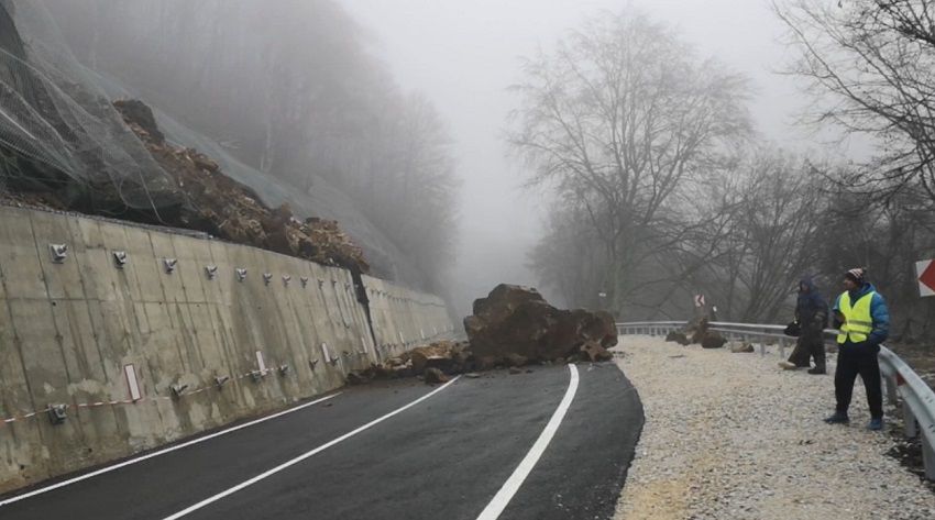 Срутване на скали затруднява движението по пътя София-Самоков