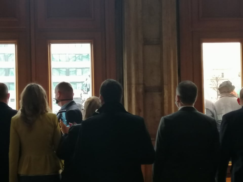 Само в "Труд": Ето какво се случва в блокирания парламент (ВИДЕО, СНИМКИ)