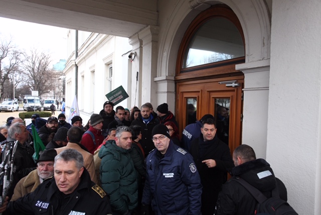 Мъжете да минат напред, жените да минат по-назад, призоваха лидери на протеста