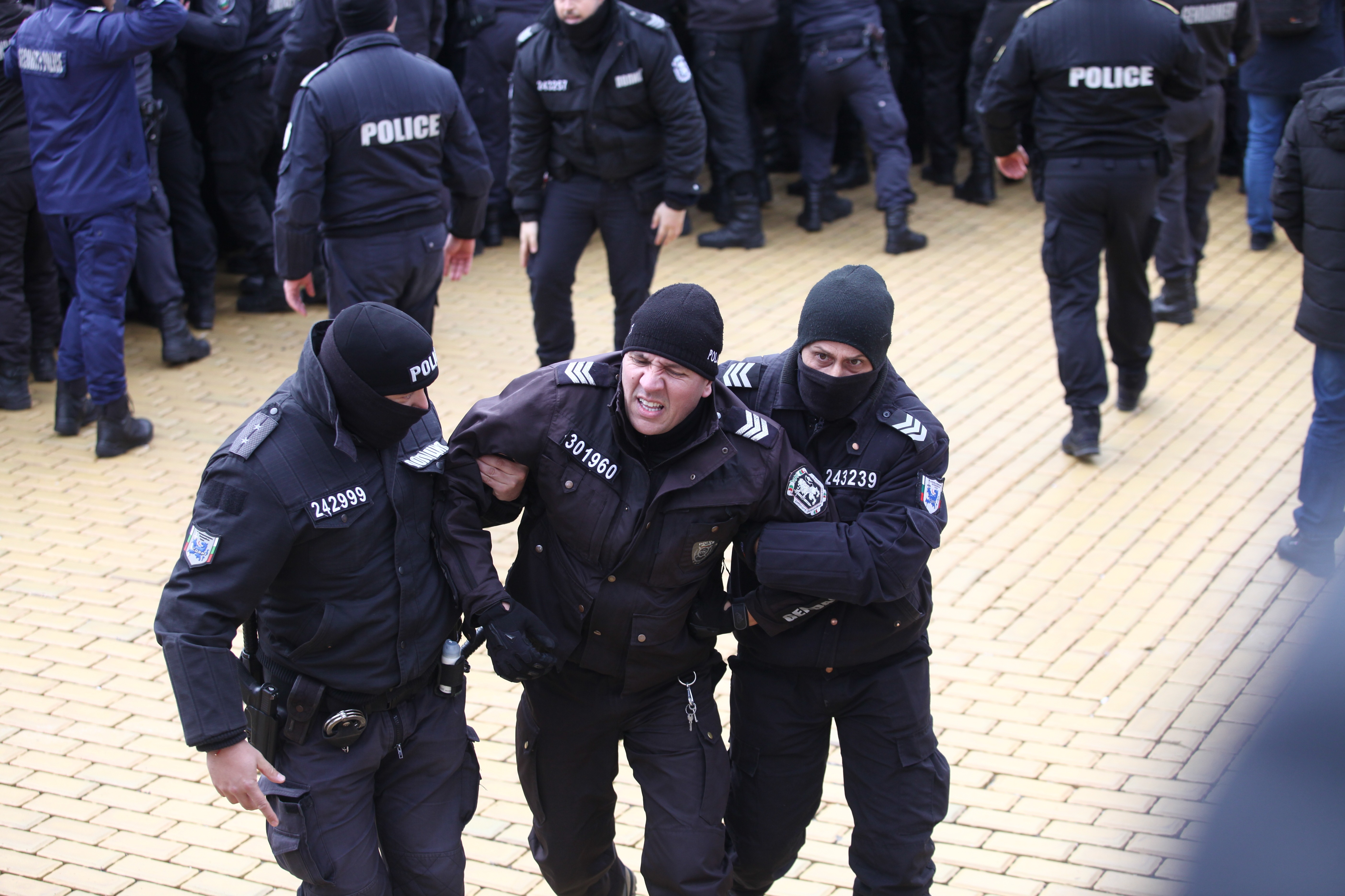 Осем полицаи пострадаха при протеста в София