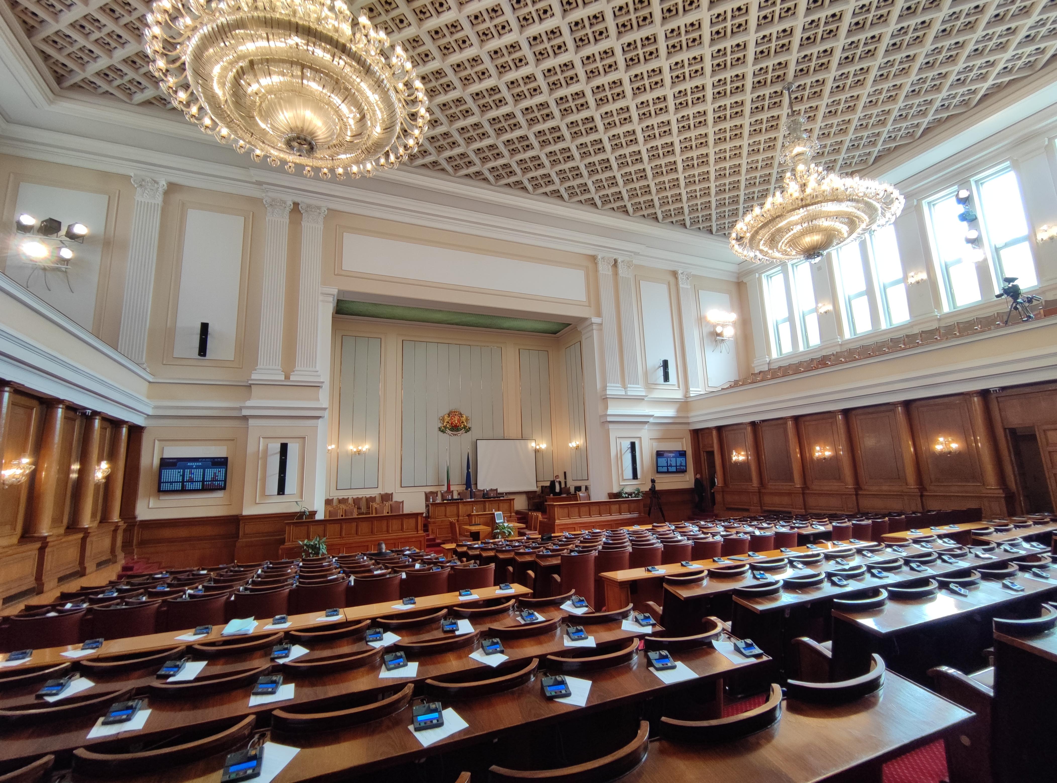 Четирите партии от управляващото мнозинство в парламента призоваха главния прокурор Иван Гешев да подаде оставка