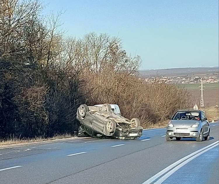 Кола по таван след троен удар