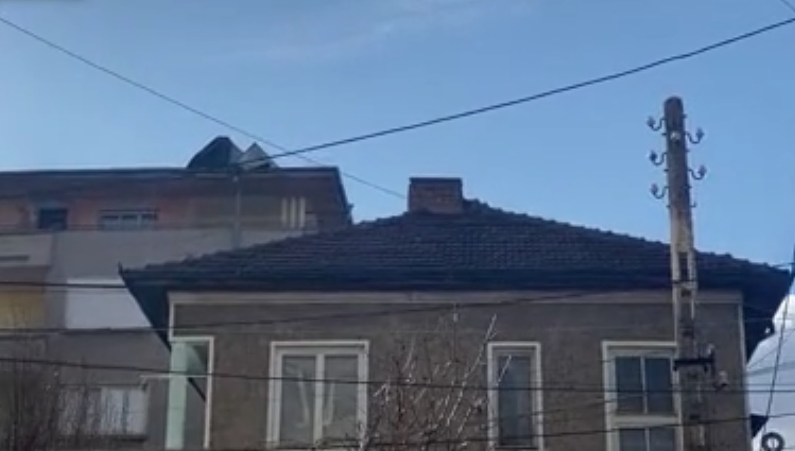 Бурен вятър вдигна част от покрива на блок в Лясковец
