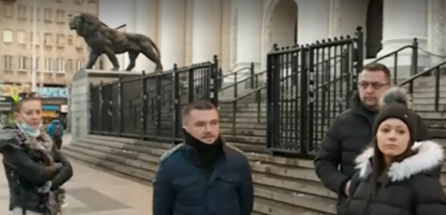 Близки на убития мъж в "Люлин" на протест пред Съдебната палата