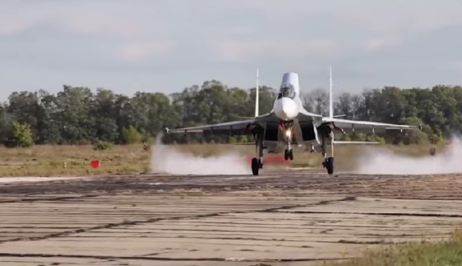 В руската армия влизат на въоръжение модернизираният изтребител СУ-300СМ2 и хеликоптер МИ-28НМ (ВИДЕО)