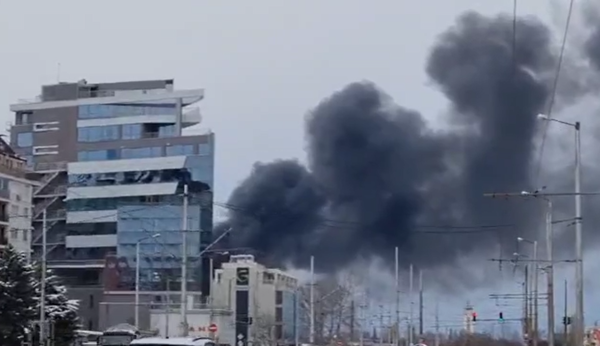 Голям пожар гори в столичния квартал „Дружба” (ВИДЕО)