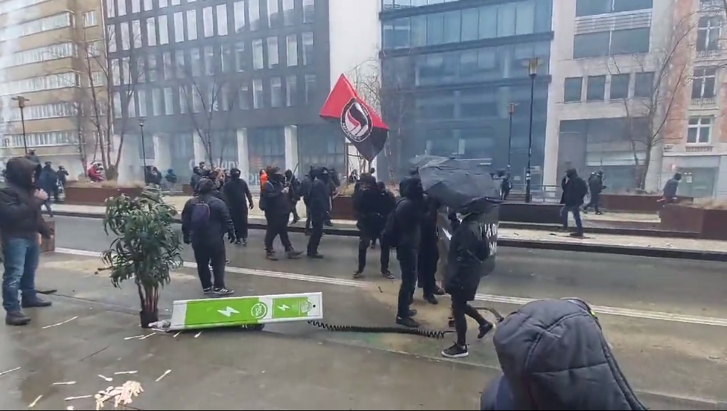 Хиляди излязоха в Брюксел на протест срещу Covid ограниченията (ВИДЕО)