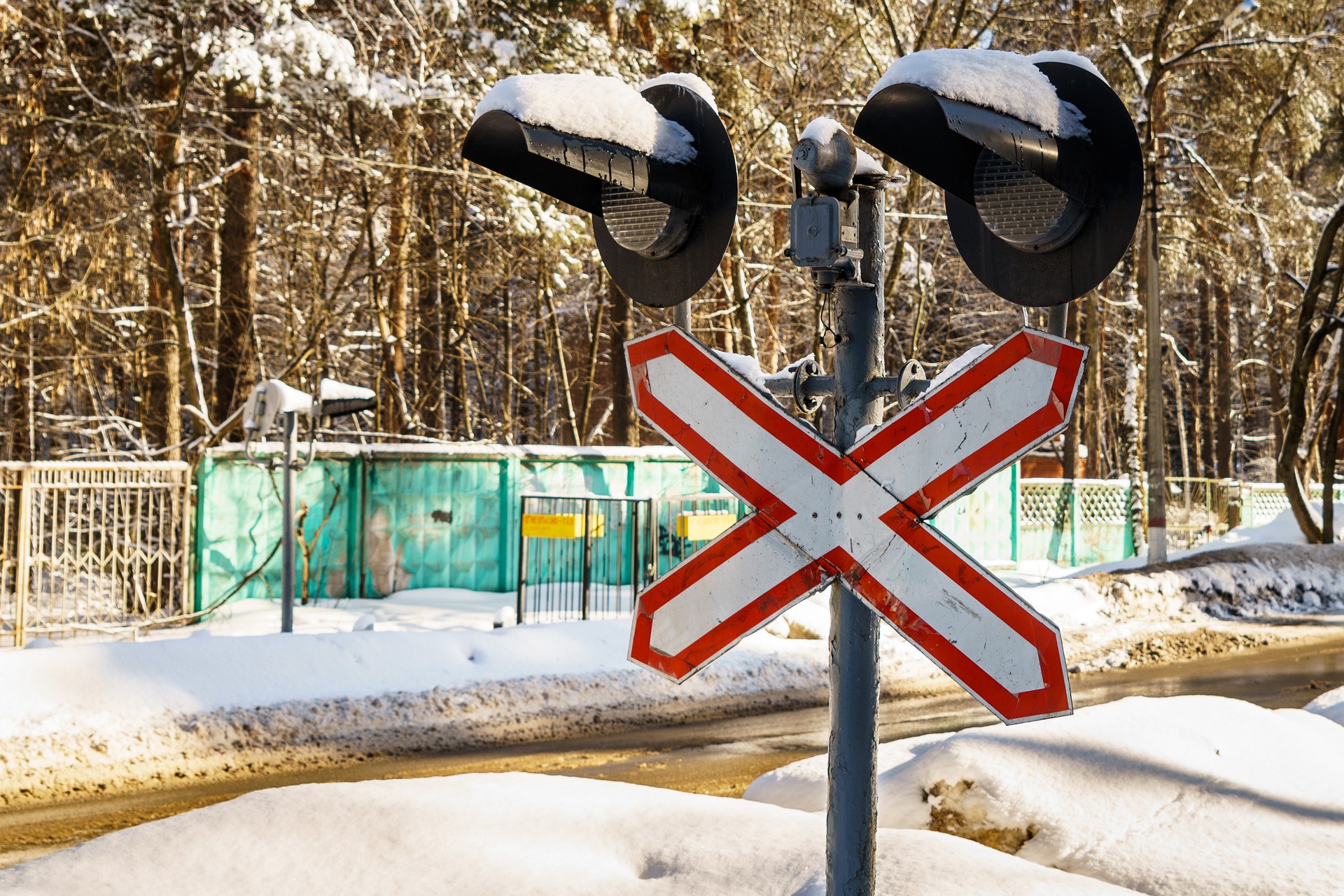 Влак блъсна лек автомобил на прелез край Дупница