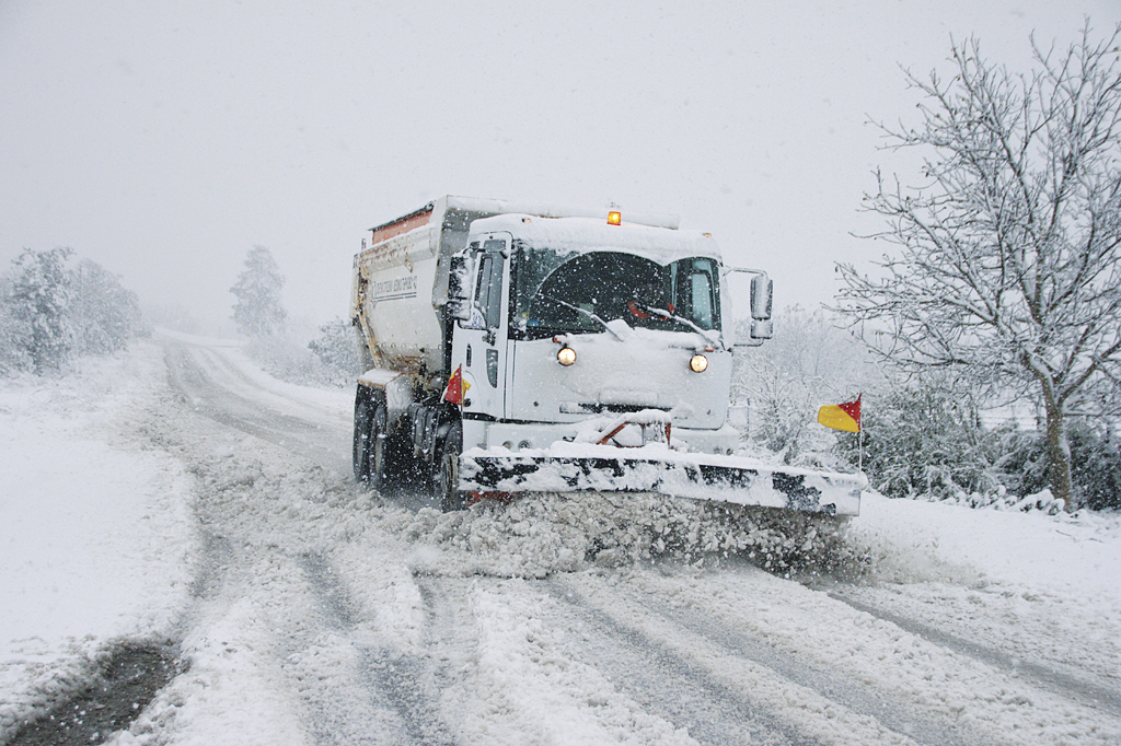 Задържаха пиян шофьор на снегорин край Приморско