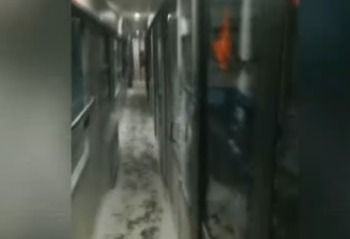 Замръзнали врати и прозорци в бързия влак Варна - София