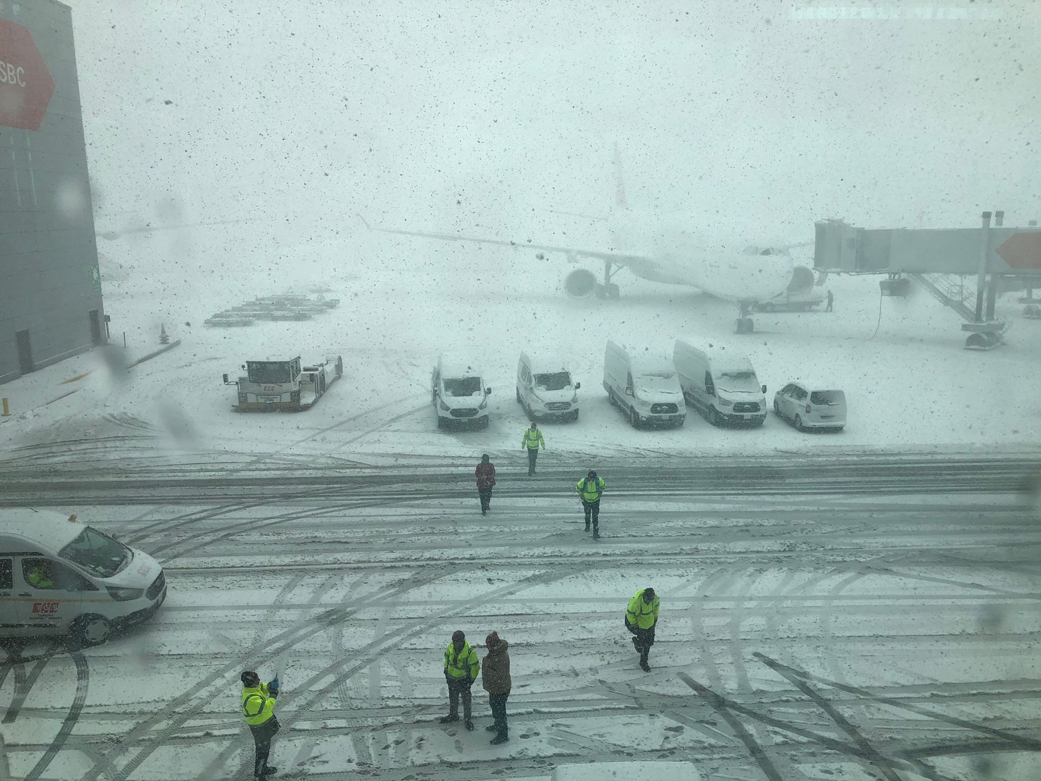 Снегът срути покрив на летището в Истанбул (ВИДЕО)