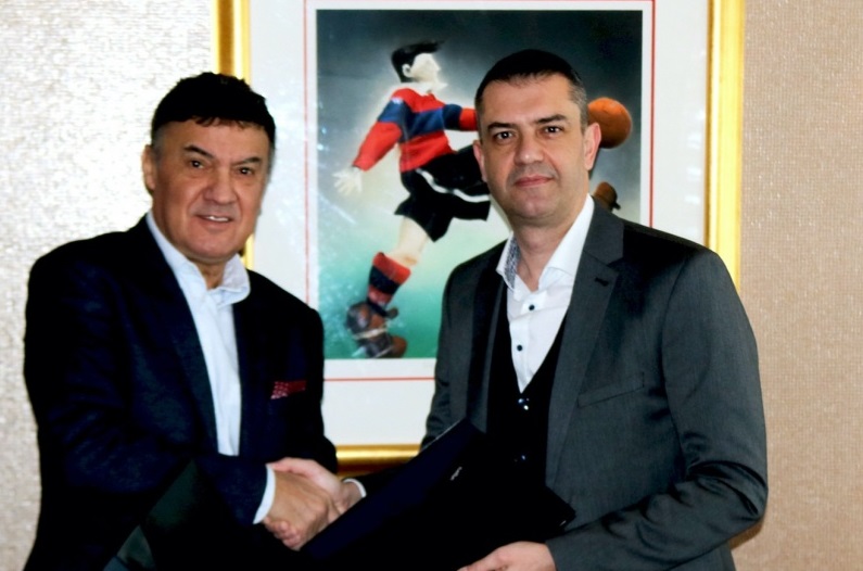 Официално: Касай подписа с БФС