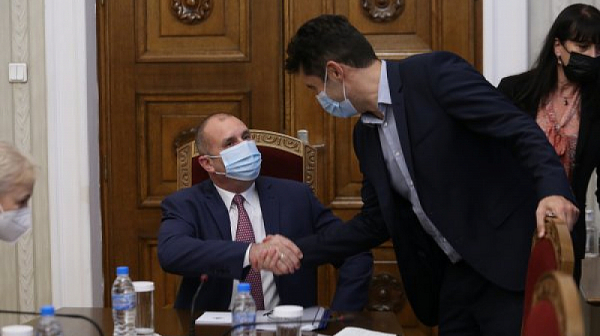 Шайка дребни хитреци опитват да мамят от наше име партньорите ни в НАТО