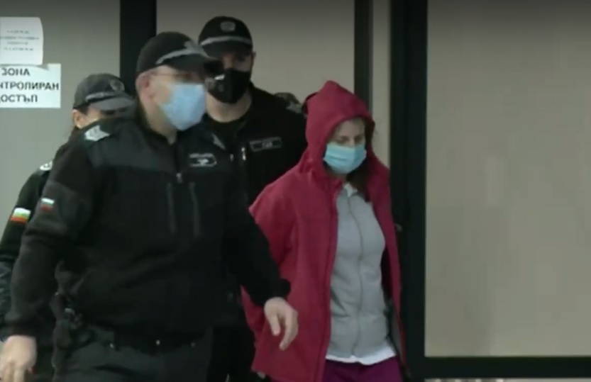 Кристина Дунчева, обвинена за убийството на двете си деца, припадна в съда