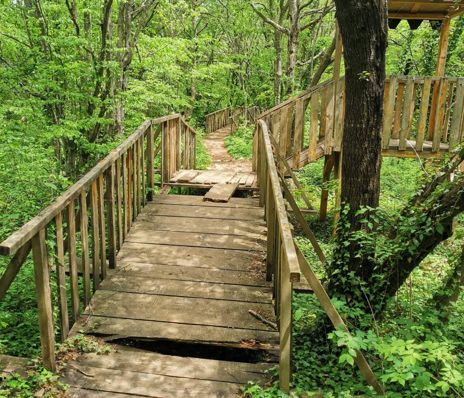 Ремонтират Пътеката на приказките с дарения