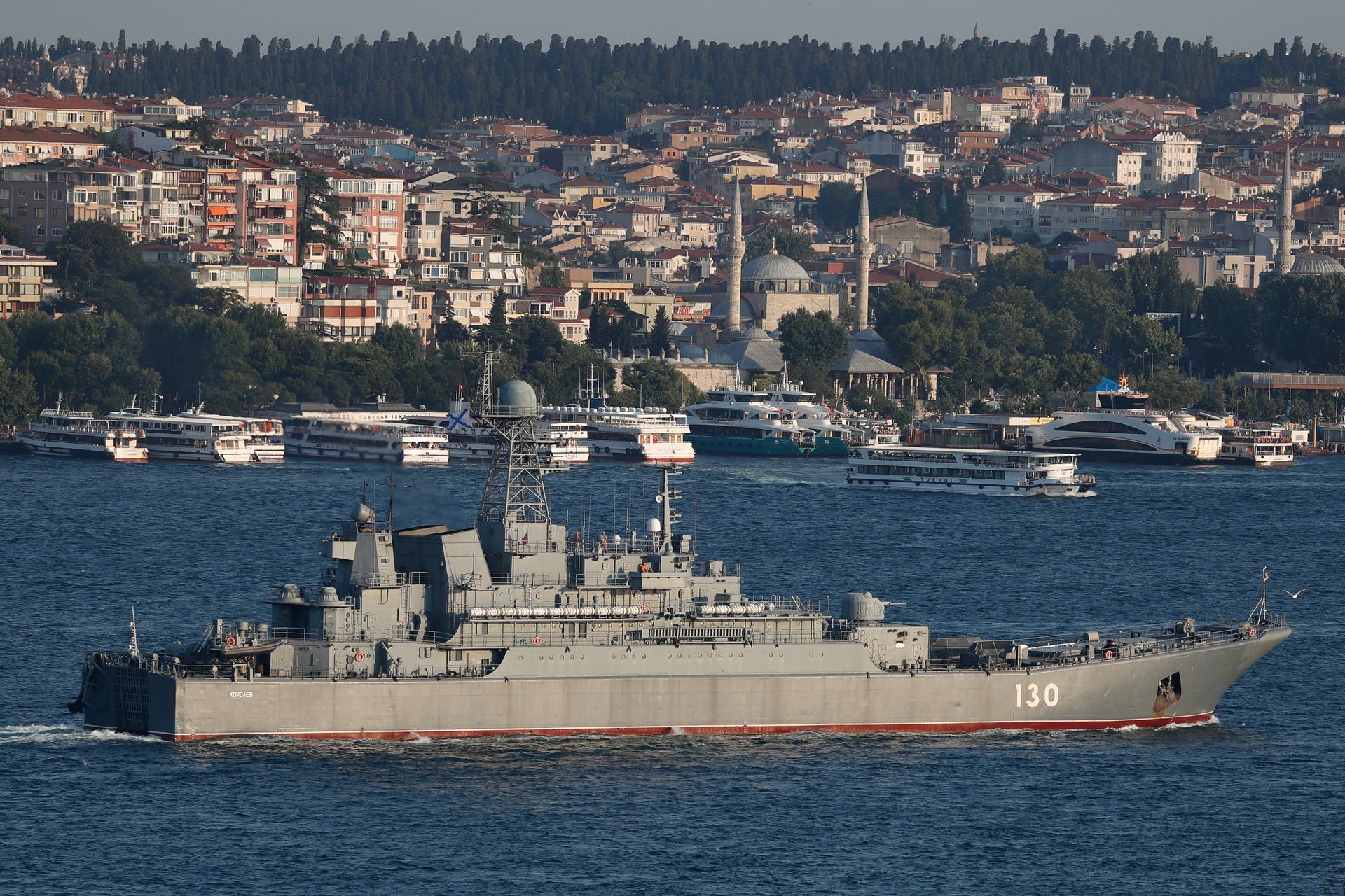 За учения: Руски бойни кораби на път за Черно море